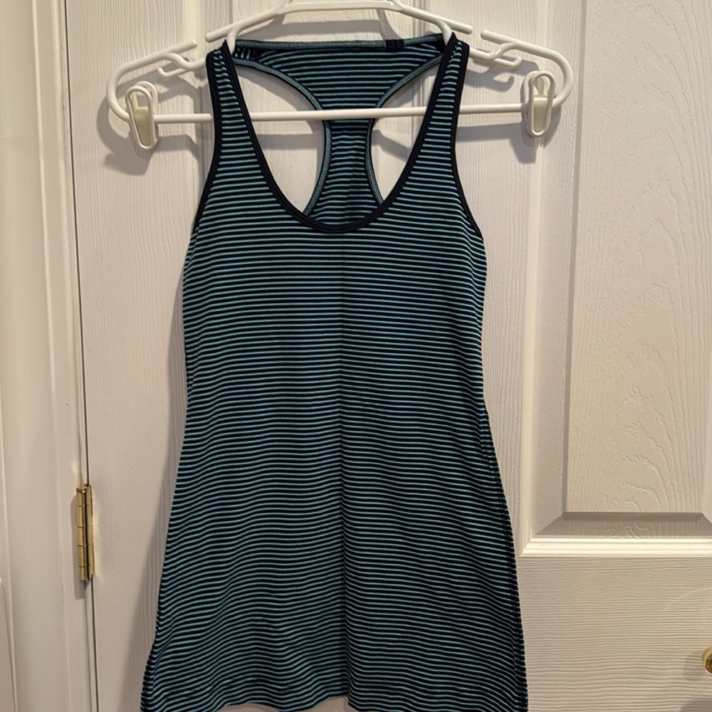 Lululemon razerback athletic tank top sz 2 AMAZING condition smoke free